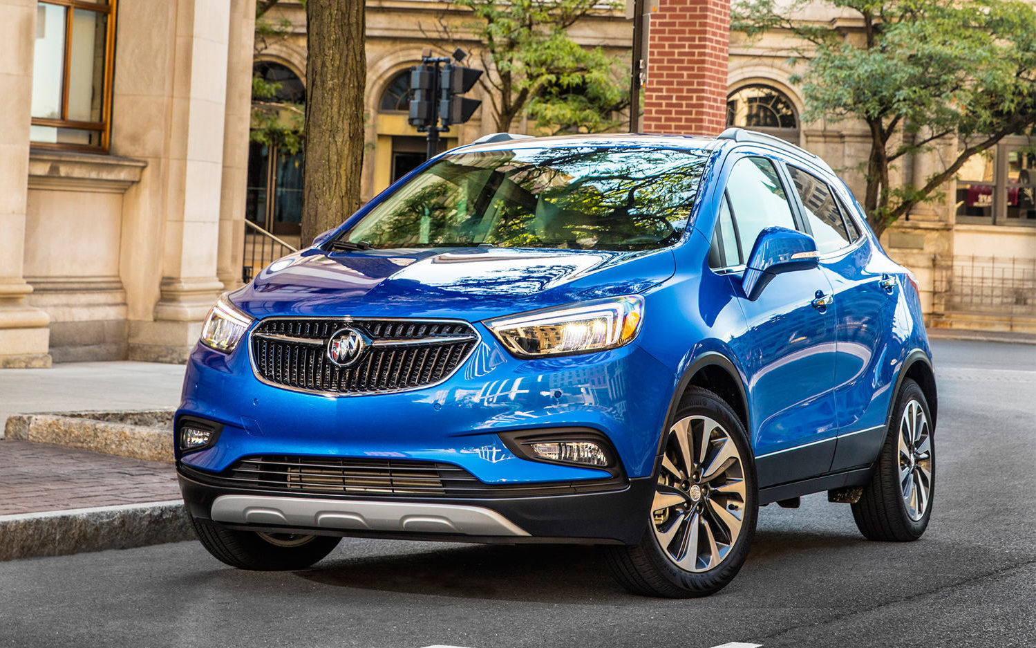 comparison-buick-encore-premium-2017-vs-toyota-chr-2018-suv-drive